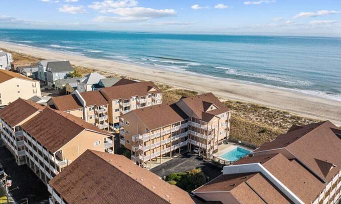 Wilmington Beach Condo | Cast a Waves salty Condo with SEA views and a POOL