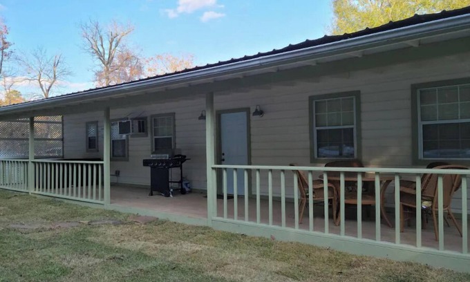 Pennington House | Cast Away - 2 Bedroom Bungalow with Hot Tub