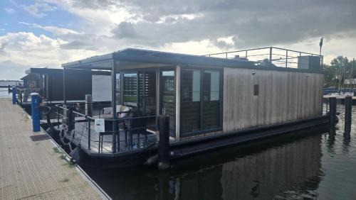 Offingawier Apartment | Castalia Houseboat met uitzicht over het Sneekermeer