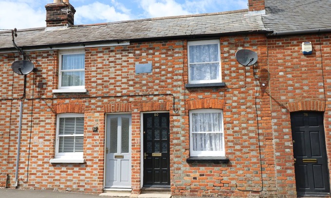 Newport Cottage | CASTLE COTTAGE, pet friendly, with a garden in Carisbrooke