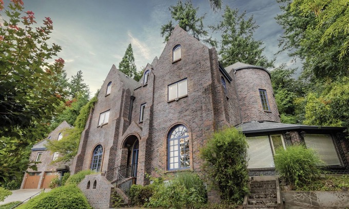 Southwest Hills House | Castle Estate in SW Portland with hot tubs, minutes from downtown Portland.