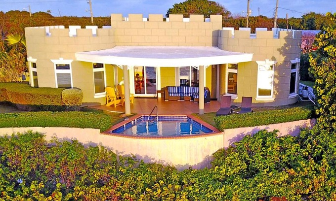 Gun Bay House | Castle Guesthouse by Grand Cayman Villas & Condos