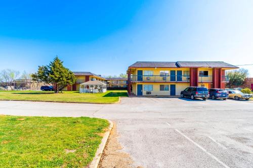 Chickasha Hotel | Castle Inn & Suites By OYO Chickasha