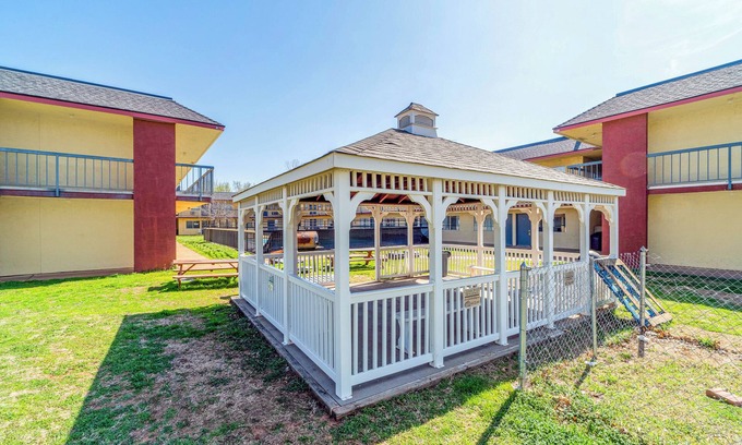 Chickasha Hotel | Castle Inn & Suites By OYO Chickasha