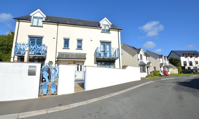 Pembroke House | Castle Keep View - Three Bedroom House, Sleeps 6