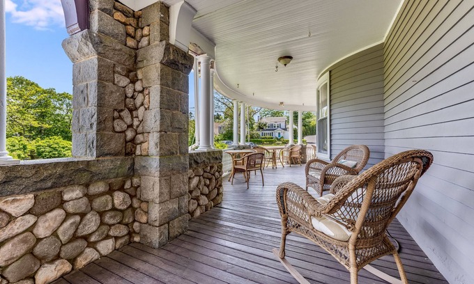Gloucester Hotel | Castle Manor Inn