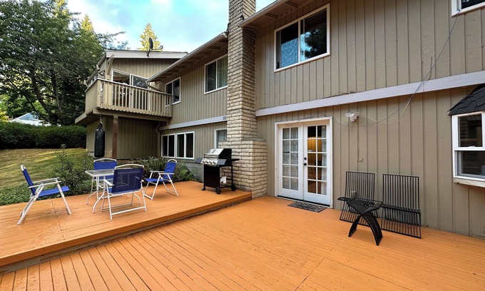 Cougar Mountain House | CASTLE VILLA: convenient n comfortable!