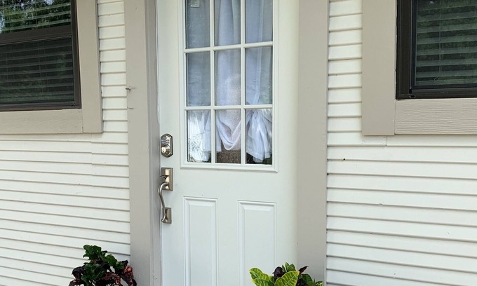 Castroville Apartment | Castroville, Little Alsace of Texas, cozy backhouse! 20 minutes to theme parks
