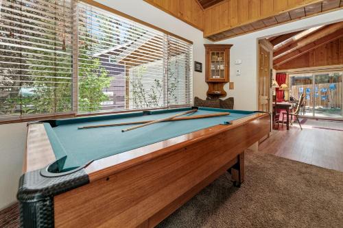 Fox Farm House | Catalina Retreat -Cozy mountain home in a tree filled neighborhood, plenty of games and a hot tub!