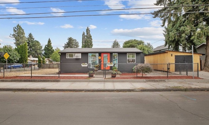 Hillsboro House | Catch the end of Summer now! Quiet & comfy, 1GB web, close to everything.