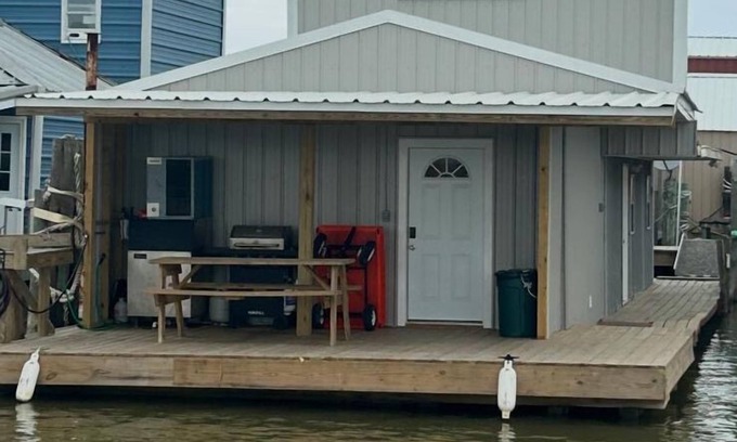 Venice Boat Rental | Catfish house boat for rent, sleeps 8,Ice machine. perfect place to fish 🐠