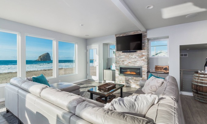 Kiwanda Shores House | Catoor #150 - Modern oceanfront luxury home, spacious, rooftop deck, amazing views.