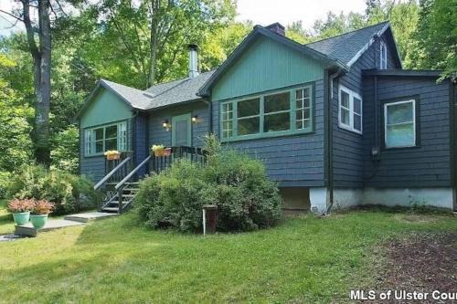 Shandaken House | Catskills Cabin with Hot Tub near Skiing