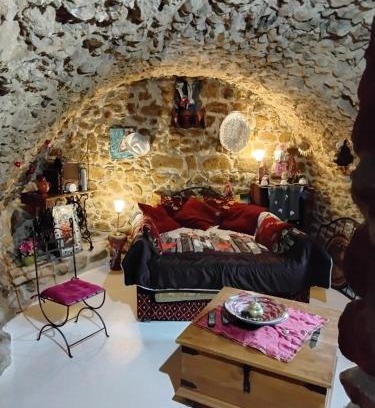 Saint-Michel-de-Chabrillanoux Apartment | Cave SERAPHIE