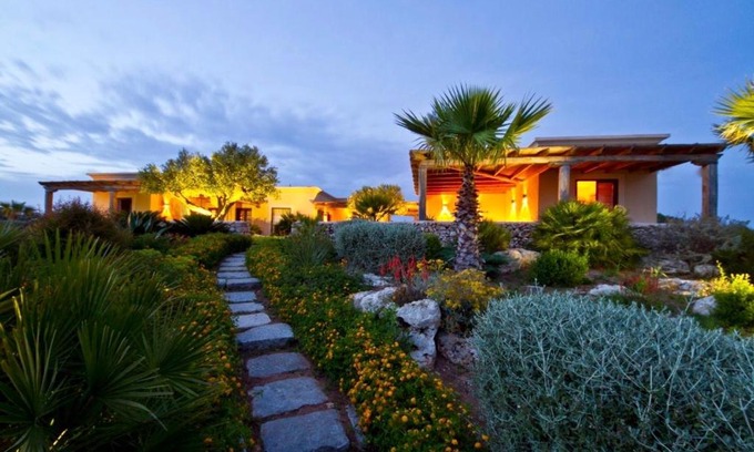 Favignana Bed & Breakfast | Cave Garden villa