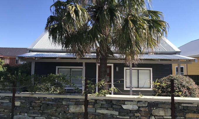 Helensburgh House | Cawley's Cottage BnB Helensburgh Amazing facilities . Close to beaches ,cafes.