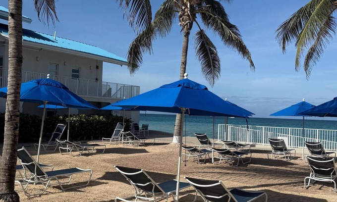 Seven Mile Beach Condo | Cayman Reef Resort 33 - Anchors Away