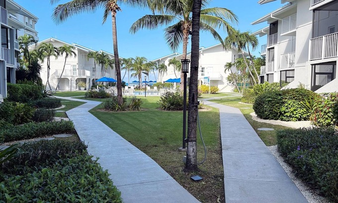 Seven Mile Beach Condo | Cayman Reef Resort 1 - Beach Haven