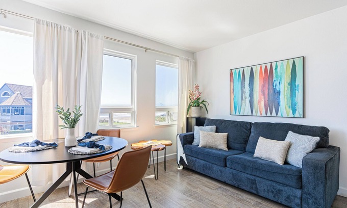 Cayucos House | Cayucos 2BR Bungalow Steps to Beach w/Shared Firepit Lounge & Outdoor Bar