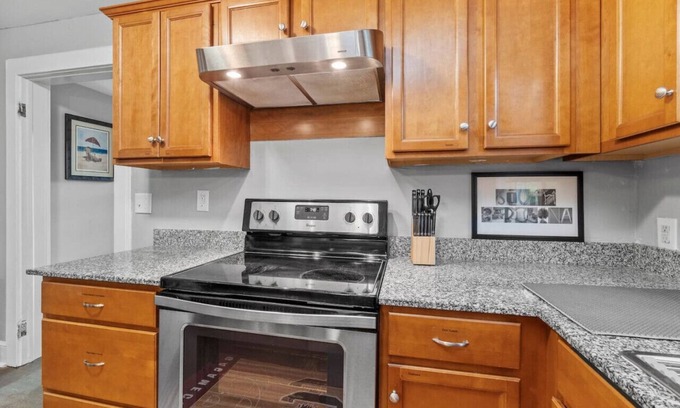 Rosewood House | CB90 Cottage: USC, Fort Jackson, Downtown Columbia