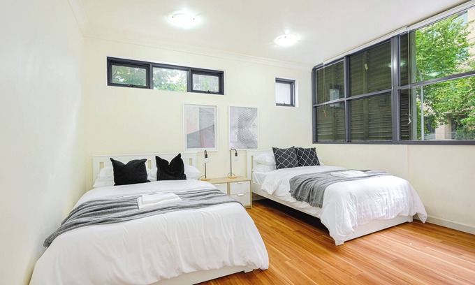 Chinatown Apartment | CBD 3br apt for 8 guests near Train & Shopping in Ultimo