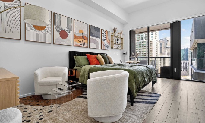Downtown Miami Apartment | CBD LuxePad Penthouse Studio 1 King Bed Gorgeous Bay Views, Pool. Hottub, Gym, R
