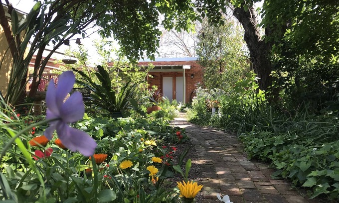 Dubbo Cottage | CBD luxury - near cafes, parks & art. Free bikes