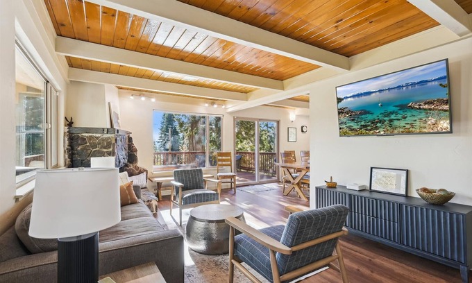 Tahoe Vista House | Cedar Chalet by Tahoe Getaways - 4BR Pet Friendly Home, Close to Lake