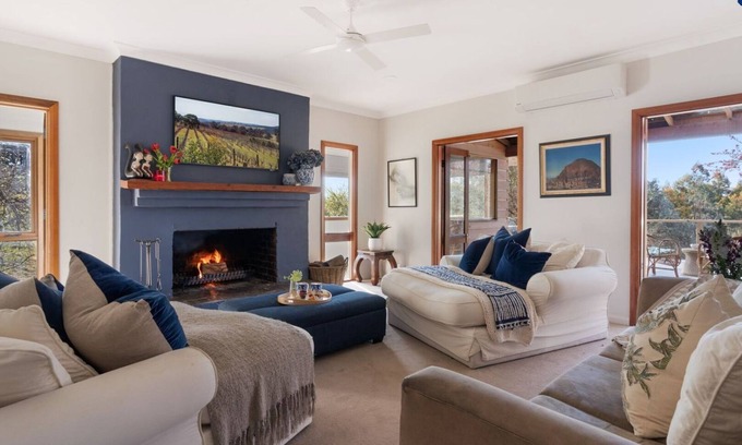 Canyonleigh House | Cedar Cottage – charming rural vistas