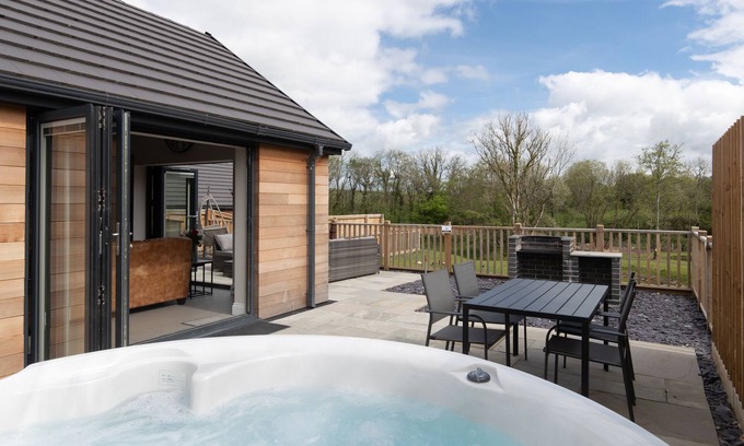 St. Florence Cottage | Cedar Cottage with hot tub