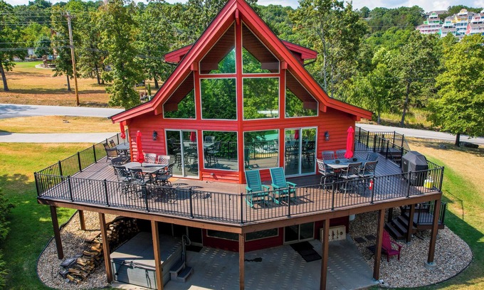 Branson House | Cedar Cove -Private Lake Front + Hot Tub -5 min to Branson Strip -Dogs ok w/fee!