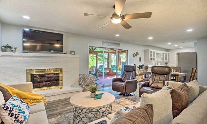 Gun Barrel City House | Cedar Creek Lake Home: Private Dock & Hot Tub