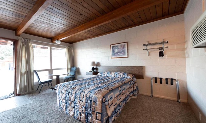 McCook Hotel | Cedar Inn