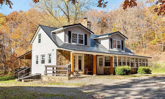 Farmington House | Cedar Lodge | 4BR, 2BA, Hot Tub, Fireplace, Private Yard