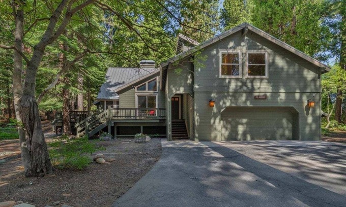 Tahoe Woods House | Cedar Retreat in Tahoe City - Hot Tub -close to town