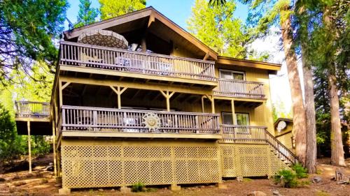 Lake Almanor Country Club House | Cedar Ridge Retreat Lake Almanor