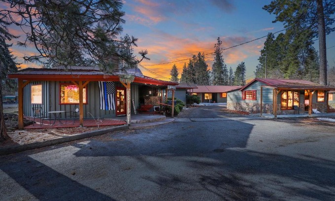 Spokane Hotel | Cedar Village Motel