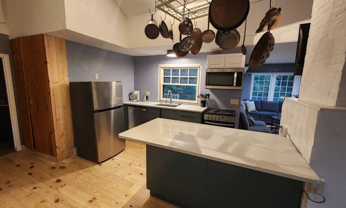 Mequon Cottage | Cedarburg Mequon River retreatnn