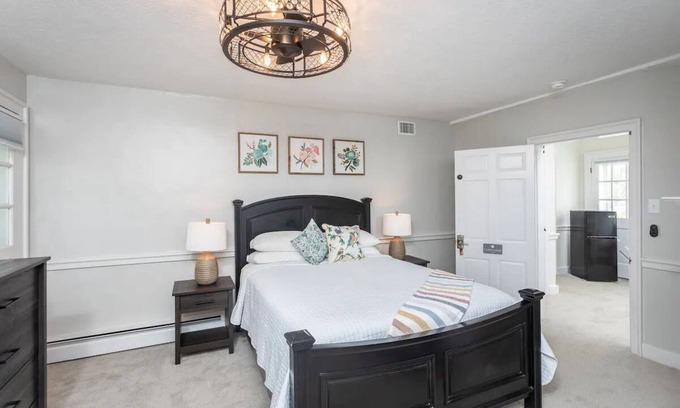 Harrisonburg Apartment | Cedarwood Suite - By the Side Of the Road Inn and Cottages