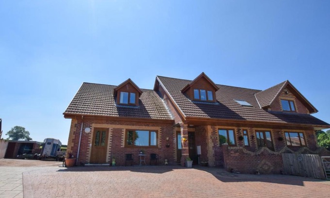 Pontypridd Apartment | Cefn Lee