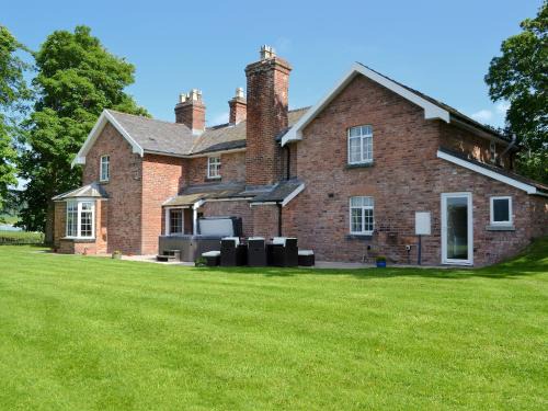 Newtown House | Cefnaire