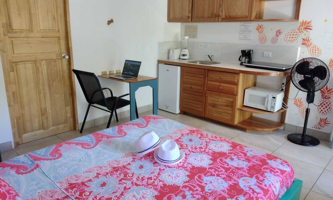 Samara Apartment | CEIBA House - Habitación Ceiba ROJA/Private Kitchen