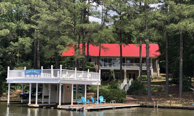 Bracey House | Celebrate Christmas at the Lake! Christmas Tree! Pool Table, Ping Ping & More!