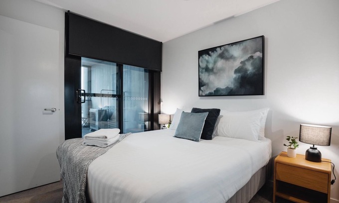 Braddon Apartment | Center 2-Bed with Gym, Sauna, Indoor Pool & Views
