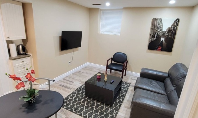 Barrie Apartment | Center of Barrie city, 5.3km to Barrie lake and 5minutes to 400.2 guest allowed