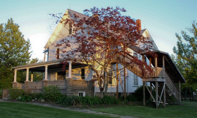 Geneva-on-the-Lake House | Center of Strip |Pet Friendly|A/C|Wi-fi & Cable|Stately Home|Steps from Winery