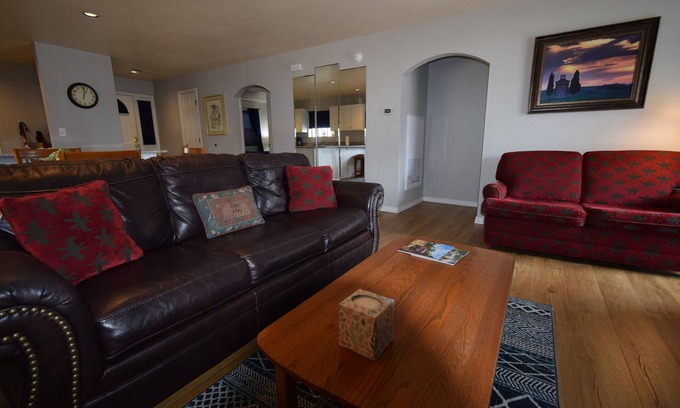 Branson Condo | Center of Town-The Greens at Thousand Hills-2 Comfy Kings-Netflix-PS4-Updated