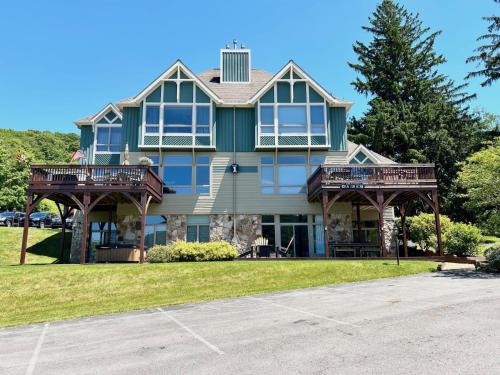McHenry House | Center Stage