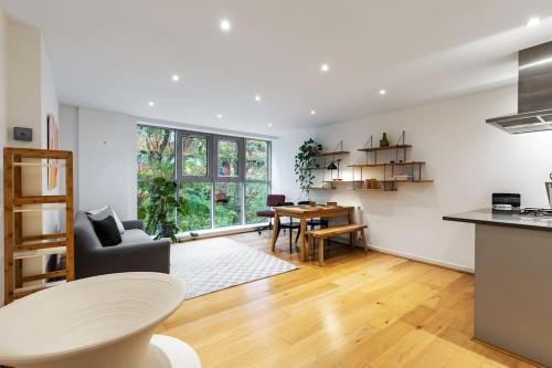 Hoxton West Apartment | Central 2-bed 2-bath apartment in Old Street