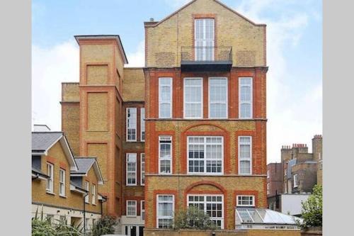 Holborn and Covent Garden Apartment | Central 2-Bed, 2-Bath Sanctuary near Holborn Station, Covent Garden & West End